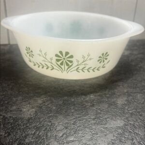 1-1/2 qt Vintage Daisy Floral Patterned White Baking Dish. Glasbake